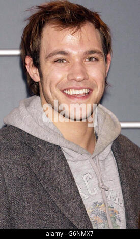 Wwill Young, vainqueur de la Pop Idol 2002 au Royaume-Uni, s'est joint aux gagnants du programme de 11 pays lors d'une séance photo pour annoncer le prochain salon ITV 'World Idol', aux Fountain Studios de Wembley, dans le nord de Londres. Le spectacle spécial en deux parties sera transmis le 25 décembre et le 1er janvier. Banque D'Images