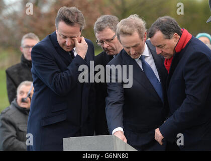 Le Premier ministre David Cameron (à gauche) et le Premier ministre irlandais Taoiseach Enda Kenny (deuxième à droite) visitent le « Parc de la paix de l'île d'Irlande » à Mesen, en Belgique, où ils ont déposé des gerbes pour marquer la mort de soldats irlandais pendant la première Guerre mondiale à Heuvelland, en Belgique,Où ils ont annoncé &Acirc;&Pound;5 millions pour la conservation des tombes de guerre au Royaume-Uni et en Europe. Banque D'Images