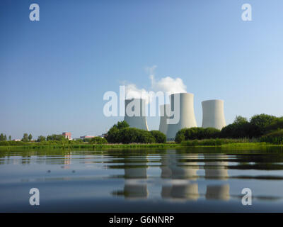 Centrale nucléaire de Temelin : les tours de refroidissement et bâtiment réacteur, Temelin, République tchèque, Jihocesky, Fethiye, La Bohême du Sud, Banque D'Images