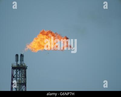 Feu de torche à gaz de raffinerie sur fond de ciel Banque D'Images