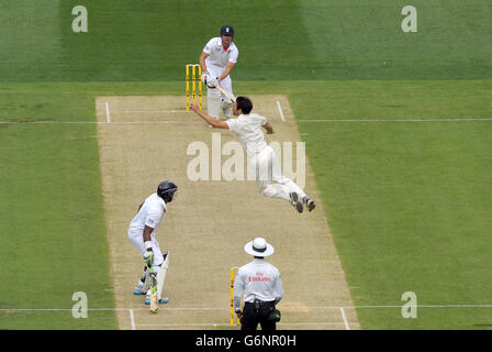 Le Mitchell Johnson (au centre) d'Australie s'élante de son propre bowling lors d'un tir au large d'Alastair Cook d'Angleterre lors du premier jour du quatrième test au MCG à Melbourne, en Australie. Banque D'Images