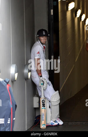 Joe Root, en Angleterre, attend de reprendre la deuxième session au cours du premier jour du quatrième test au MCG à Melbourne, en Australie. Banque D'Images