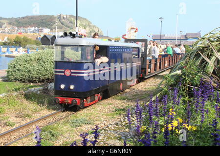 Un beau côté VUE D'UN MOTEUR DIESEL BLEU SUR LE CHEMIN DE FER MINIATURE DANS LA CÉLÈBRE STATION BALNÉAIRE DE HASTINGS DANS L'East Sussex Banque D'Images