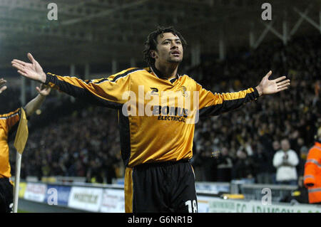 Jason Price, de Hull City, célèbre le deuxième but des Tigers contre les Doncaster Rovers, lors du match national de la division trois au KC Stadium, à Hull. PAS D'UTILISATION DU SITE WEB DU CLUB OFFICIEUX. Banque D'Images