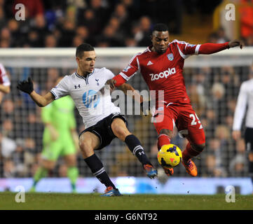 Lewis Holtby de Tottenham (à gauche) et Stephane Sessegnon de West Bromich Albion pour le match de la Barclays Premier League à White Hart Lane, Londres. Banque D'Images