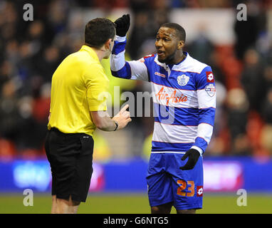 Queens Park Rangers Junior Hoilett remonstrate avec l'arbitre adjoint E. Smart qui a levé son drapeau avant que Andy Reid de Nottingham Forest ait marqué le deuxième but du match lors du championnat Sky Bet au City Ground, à Nottingham. Banque D'Images