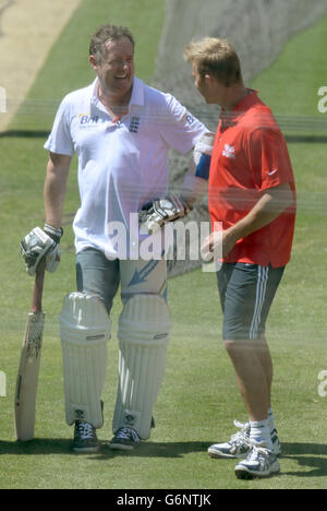 Les piers Morgan affronte Brett Lee dans les filets pendant la deuxième journée du quatrième test au MCG à Melbourne, en Australie. Banque D'Images