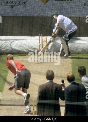 Les piers Morgan affronte Brett Lee dans les filets pendant la deuxième journée du quatrième test au MCG à Melbourne, en Australie. Banque D'Images