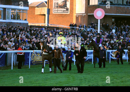 Kauto Star avec Laura Collett, pilote le défilé des coureurs et des coureurs avant le William Hill King George VI Steeple Chase Banque D'Images