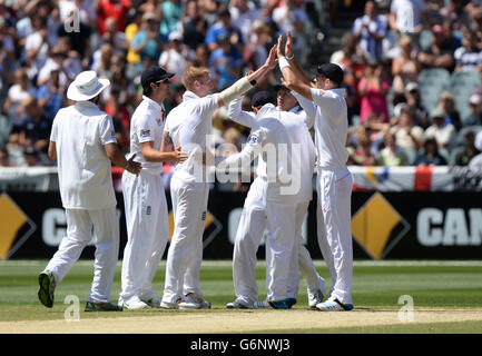 Ben Stokes (au centre), en Angleterre, célèbre le cricket de David Warner (non représenté), en Australie, au cours du quatrième jour du quatrième test au MCG à Melbourne, en Australie. Banque D'Images