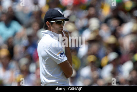 Alastair Cook, en Angleterre, se présente au cours du quatrième jour du quatrième test au MCG de Melbourne, en Australie. Banque D'Images