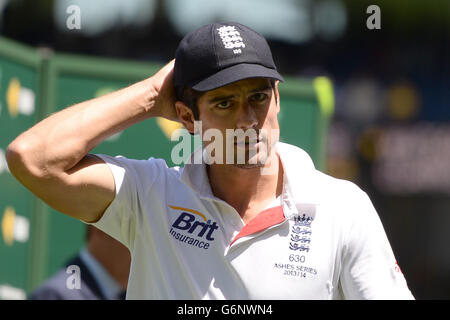 Alastair Cook, en Angleterre, se montre à la suite de la défaite de ses équipes au cours du quatrième jour du quatrième test au MCG à Melbourne, en Australie. Banque D'Images