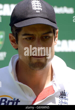 Alastair Cook, en Angleterre, se montre à la suite de la défaite de ses équipes au cours du quatrième jour du quatrième test au MCG à Melbourne, en Australie. Banque D'Images