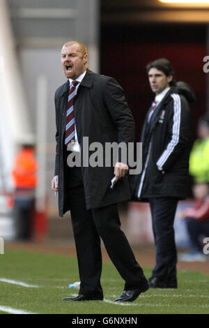 Football - Championnat Sky Bet - Middlesbrough / Burnley - le stade Riverside.Sean Dyche, responsable de Burnley, passe des commandes sur la ligne de contact Banque D'Images