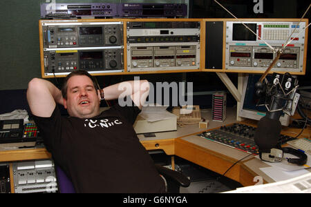 Chris Moyles, le Sauveur de radio 1, dans le studio du siège de radio 1 à Londres.Moyles, a lancé son premier petit-déjeuner en admettant modestement qu'il ne savait pas à quel point son spectacle allait fonctionner dans sa nouvelle fente.Le motards de 29 ans, qui a pris la relève de Sara Cox lors du petit déjeuner-spectacle phare de la chaîne musicale, a déclaré aux auditeurs : « c'est une courbe d'apprentissage... ». Banque D'Images