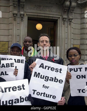 Le militant des droits de l'homme Peter Tatchell arrive au tribunal de la rue Bow, à Londres, pour demander un mandat d'arrestation et d'extradition du président Robert Mugabe du Zimbabwe, pour torture en vertu de l'article 134 de la loi de 1988 sur la justice pénale. En vertu de l'article 134, quiconque commet, autorise, collude, acquiesce ou condone des actes de torture partout dans le monde peut être poursuivi en Grande-Bretagne. Banque D'Images