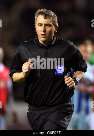 Football - Sky Bet League One - Rotherham United v Coventry City - New York Stadium. Gary Sutton, arbitre Banque D'Images