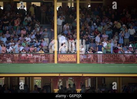 Un spectateur regarde l'action à travers des jumelles du Ladies Pavillion pendant le premier jour du cinquième Test au Sydney Cricket Ground, en Australie. Banque D'Images