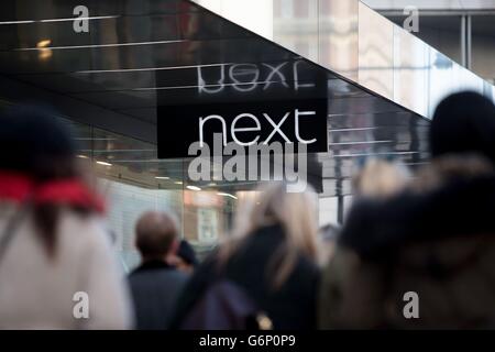 A Next store on Oxford Street dans le centre de Londres. La chaîne de la mode a rejoint la liste des gagnants de Noël car elle a déclaré que les ventes pendant la période des fêtes avaient été nettement meilleures que prévu. Banque D'Images