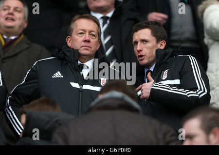 Le directeur technique de la première équipe de Fulham, Alan Curbishley (à gauche), et le PDG de Fulham, Alistair Mackintosh (à droite) dans les tribunes Banque D'Images