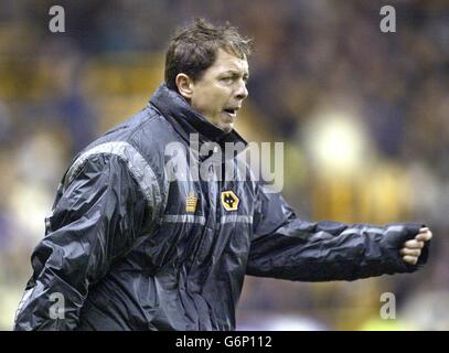 Stuart Gray, nouvel entraîneur de la 1ère équipe de Wolverhampton Wanderers, dirige l'équipe en l'absence du Manager Dave Jones , pendant le match de football Wolves 2-2 avec Blackburn Rovers, lors de leur match Barclaycard Premiership au Molineux Stadium, Wolverhampton. 01/11/04: Stuart Gray, directeur adjoint de Wolverhampton Wanderers, a été nommé patron intérimaire, après la démission du directeur Dave Jones. Banque D'Images