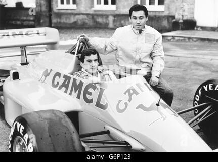 Camel Lotus pilotes brésilien Ayrton Senna, à gauche, 27, et Satoru Nakajima, 33, Du Japon. La nouvelle voiture - la 99T - porte les couleurs des nouveaux sponsors, Camel cigarettes, après de nombreuses années dans le noir familier et l'or de John Player Special. L'écurie possède également un nouveau moteur Honda, la seule deuxième écurie de F1 au faire. Banque D'Images
