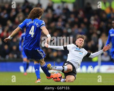 Jeff Hendrick (à droite) du comté de Derby et David Luiz (à gauche) de Chelsea se battent pour le ballon Banque D'Images