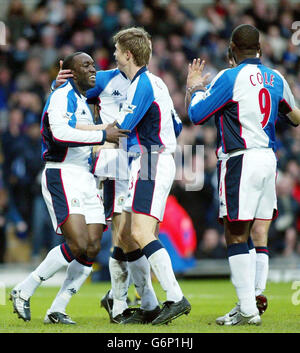 Dwight Yorke de Blackburn Rovers fête (à gauche) avec des coéquipiers après avoir marquant le deuxième but contre Bolton Wanderers lors du match Barclaycard Premiership à Ewood Park, Blackburn, samedi 10 janvier 2004. Banque D'Images