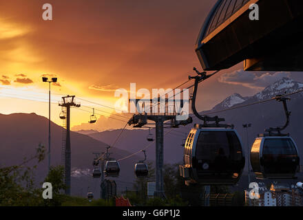 Le téléphérique, téléski au coucher du soleil, les pentes de la station de ski Rosa Khutor, personne, les nuages, les montagnes du Caucase, pic, téléphérique Banque D'Images