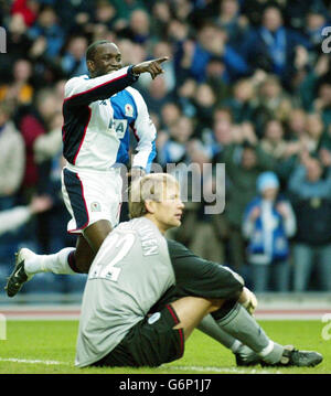 Dwight Yorke (à gauche) de Blackburn Rovers célèbre le deuxième but contre Bolton Wanderers lors du match Barclaycard Premiership à Ewood Park, Blackburn. Banque D'Images