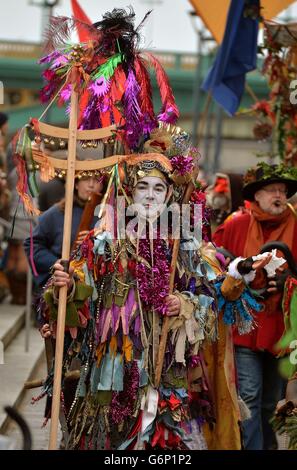 Un artiste shakespearien lors d'une marche au Globe Theatre pour la célébration annuelle de la douzième nuit de William Shakespeare sur la South Bank, dans le centre de Londres. Banque D'Images