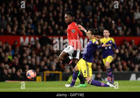 Football - FA Cup - troisième tour - Manchester United / Swansea City - Old Trafford.Chico (à droite) de Swansea City et Danny Welbeck (à gauche) de Manchester United se battent pour le ballon Banque D'Images