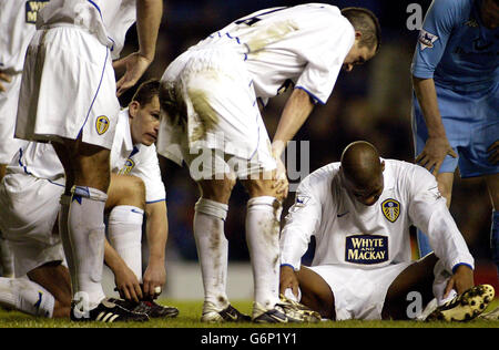 Ian Harte, Gary Kelly et Michael Duberry de Leeds United (de gauche à droite) montrent leur désespoir lors du match Barclaycard Premiership contre Tottenham Hotspur à Elland Road, Leeds, samedi 10 janvier 2004. Banque D'Images