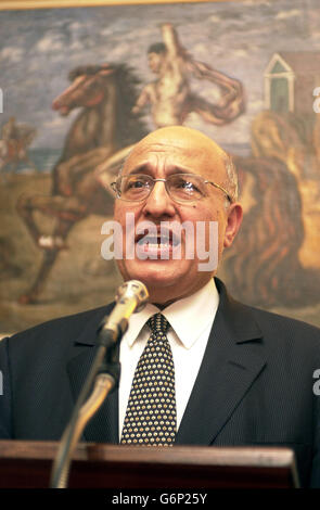 Le ministre palestinien des Affaires étrangères, Nabil Shaath, lors d'une conférence de presse avec le ministre irlandais des Affaires étrangères, Brian Cowen, à Dublin, dans les bureaux des Affaires étrangères après leur réunion. Banque D'Images