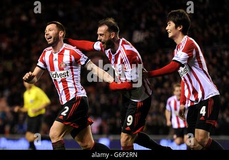 Phil Bardsley de Sunderland (à gauche) célèbre avec ses coéquipiers Steven Fletcher (au centre) et Sung-Yeung Ki après les scores Ryan Giggs de Manchester United et son propre but Banque D'Images