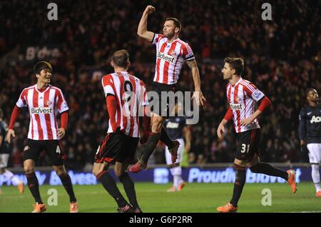 Phil Bardsley de Sunderland (à gauche) célèbre avec ses coéquipiers Steven Fletcher (au centre) et Sung-Yeung Ki après les scores Ryan Giggs de Manchester United et son propre but lors de la coupe Capital One, demi-finale, match de première jambe au stade de Light, Sunderland. Banque D'Images