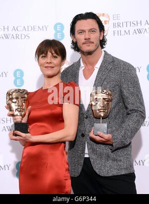 Les acteurs britanniques Helen McClory et Luke Evans lors d'un photocall dans le centre de Londres pour l'annonce des nominations de cette année pour les EE British Academy film Awards qui se tiendront le mois prochain. Banque D'Images