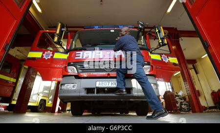 Le pompier Henry Ayanful nettoie un pompier au Clerkenwell, la plus ancienne caserne de pompiers du pays, qui a été construite en 1872 sur Roseberry Avenue dans Islington, dans le nord de Londres, qui doit fermer demain pour permettre de réaliser des économies de 45 millions de livres sterling au cours des deux prochaines années. Banque D'Images
