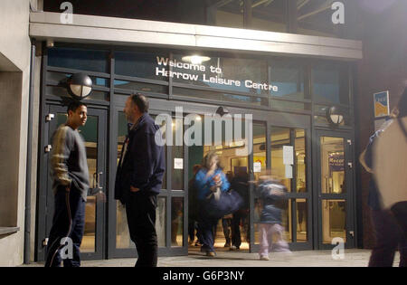 Centre de loisirs Harrow dans le nord-ouest de Londres. Des voleurs ont volé une voiture qui avait un garçon d'un an sur la banquette arrière, a déclaré Scotland Yard ce soir. Le Vauxhall OMEGA vert - enregistrement M41 UPU - a été pris du parking au Harrow Leisure Centre, dans le nord-ouest de Londres à 18:00. Banque D'Images