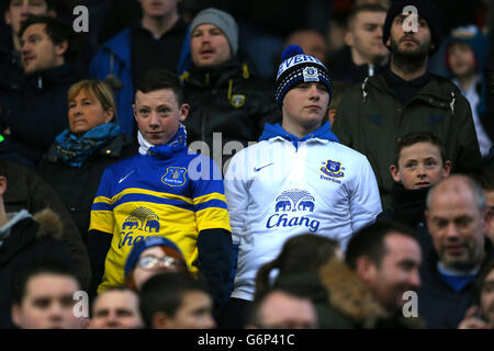 Les fans d'Everton soutiennent leur équipe dans les stands Banque D'Images