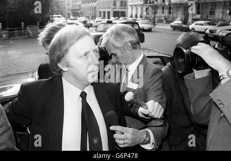 ARTHUR Scargill, président DE LA NUM, arrive aux bureaux de Londres du service de conciliation, ACAS, pour des entretiens avec le président de la NCB, Ian MacGregor. Banque D'Images