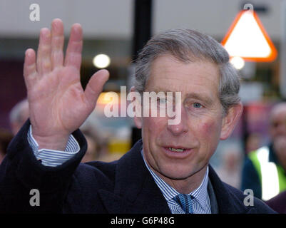 Le Prince de Galles arrive à la station Sunderland, pour commencer une journée d'engagements dans le Nord-est. Le Prince a d'abord visité le musée de vapeur de l'ancienne station de pompage de Rywaspe, située à la périphérie de Sunderland, avant de se rendre à l'hôpital Cherry Knowle voisin, où il devait entendre des plans sur un projet de santé mentale avant de se rendre à Gateshead. 12/03/04: Le Prince de Galles retournait en classe aujourd'hui, pour plonger dans l'histoire de l'un de ses ancêtres les plus célèbres. Charles se joint aux étudiants et au personnel pour un séminaire sur la reine Victoria dans le cadre d'une visite à l'Université Banque D'Images