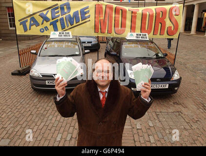 L'acteur Shaun Williamson, qui a joué l'infortuné « Barry Evans » dans BBC SOAP Eastenders aide à promouvoir de nouveaux changements aux règles de la taxe routière lors d'une séance photo à Covent Garden à Londres. Les nouvelles règles sont entrées en vigueur le 1er janvier 2004, ce qui entraîne des modifications importantes de la taxe automobile. Les automobilistes qui ne taxent pas leurs véchiles dans un délai d'un mois seront identifiés à partir de la base de données de l'ordinateur DVLA et recevront automatiquement une amende de 80. SHAUN WILLIAMSON SHAUN WILLIAMSON Banque D'Images