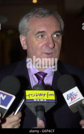 Taioseach (Premier ministre irlandais) Bertie Ahern prend la parole à la suite d'une rencontre avec le ministre palestinien des Affaires étrangères, Nabil Shaath, lors d'une réunion à Dublin. M. Shaath a également rencontré le ministre des Affaires étrangères, Brian Cowen. Banque D'Images