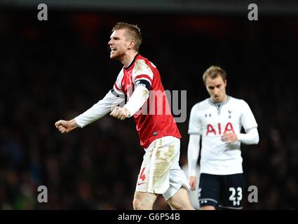 Football - FA Cup - troisième tour - Arsenal / Tottenham Hotspur - Emirates Stadium.Le per Mertesacker d'Arsenal (à gauche) célèbre le coup de sifflet final, alors que Christian Eriksen de Tottenham Hotspur semble abattu Banque D'Images