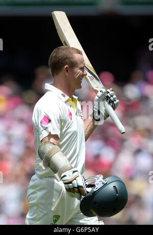 Le australien Chris Rogers élève son AT après avoir perdu son cricket au cours du troisième jour du cinquième test au Sydney Cricket Ground, en Australie. Banque D'Images