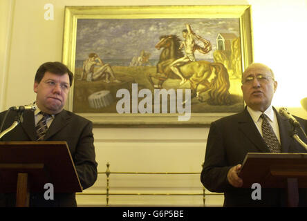 Le ministre palestinien des Affaires étrangères, Nabil Shaath, lors d'une conférence de presse avec le ministre irlandais des Affaires étrangères, Brian Cowen, à Dublin, dans les bureaux des Affaires étrangères après leur réunion. Banque D'Images