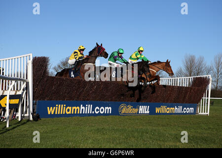 Jockey Robert Dunne sur Bally Sands (à gauche) Aidan Coleman on Tarraco et David Crosse sur Epee Celeste (à droite) en action Pendant le 32red Handicap Chase Banque D'Images