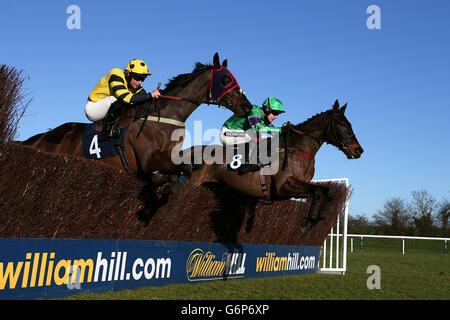 Jockey Robert Dunne sur Bally Sands (à gauche) et Aidan Coleman Sur Tarraco en action pendant le 32red handicap Chase Banque D'Images