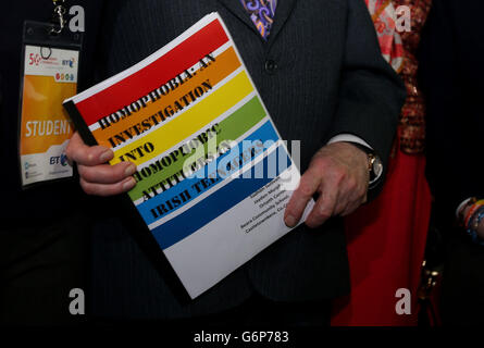 Michael D Higgins, président irlandais, a reçu le titre « homophobie: Une enquête sur les attitudes homophobes des adolescents irlandais », qui a été le travail d'étudiants de la Beara Community School, Co. Cork, lors de l'ouverture officielle de l'exposition BT Young Scientist & Technology au RDS à Dublin. Banque D'Images